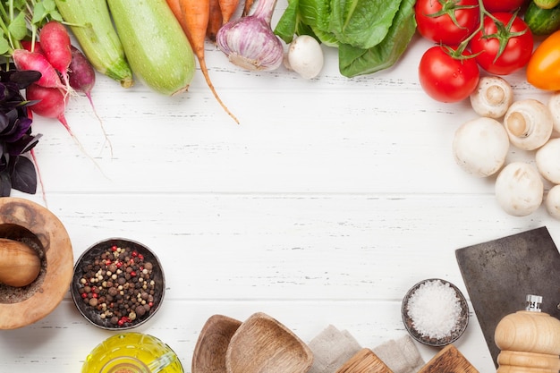 Składniki na stole: warzywa i przyprawy